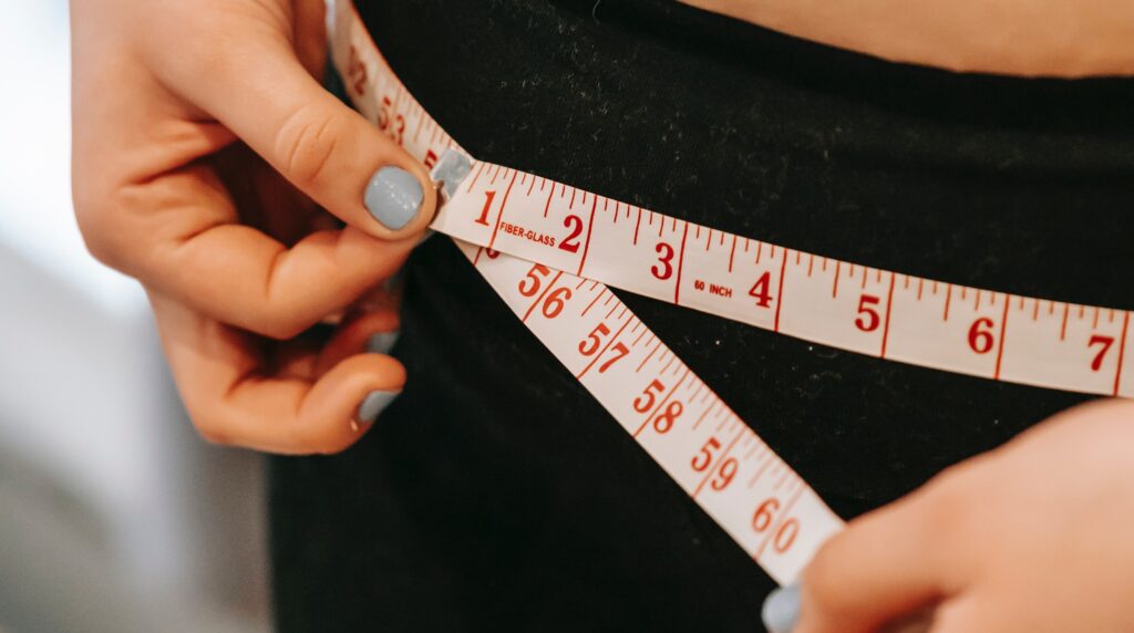 lady measuring her waist